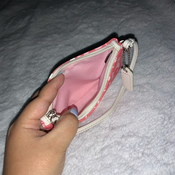 coach coral wristlet - Picture 5 of 7